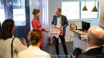 Jeroen Dorreboom reikt cheque uit aan RMH 12 05